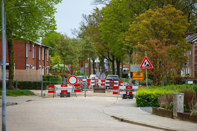 Wegafsluiting met borden en pionnen AIS Traffic Amsterdam